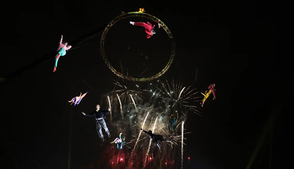 Penampilan seniman dalam pertunjukan visual mapping dan kembang api Isidro's Dream di Bolivar Square, Bogota, Kolombia, Sabtu (14/12/2019). Isidro's Dream digelar sebagai bagian dari perayaan Natal. (AP Photo/Fernando Vergara)