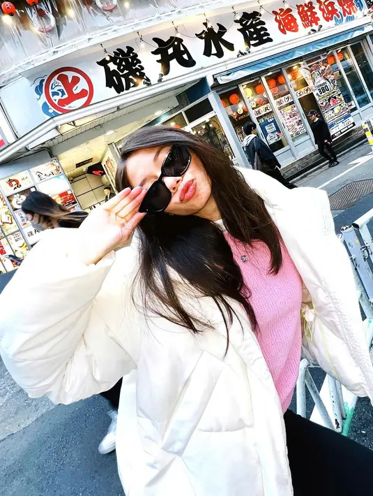 Gaya chic lainnya dari Yuki Kato. Ia memadukan atasan berwarna pink dengan puffer jacket putih. [Foto: Instagram/yukikt]