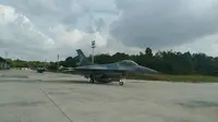 Pesawat tempur F-16 Lanud Roesmin Nurjadin Pekanbaru yang dikirim memperkuat kedaulatan Indonesia di Laut Natuna. (Liputan6.com/M Syukur)