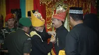 Panglima TNI Marsekal Hadi Tjahjanto menerima gelar kehormatan adat Aceh. (Foto: Istimewa)