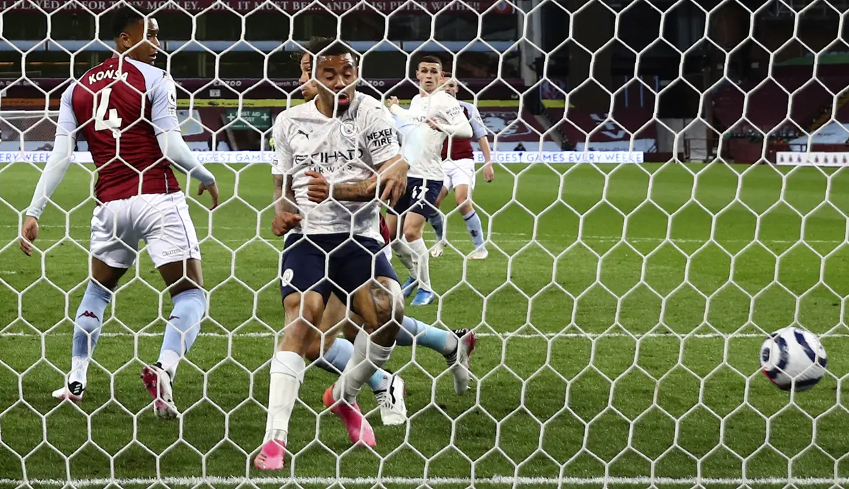 Pemain Manchester City Phil Foden (belakang tengah) mencetak gol ke gawang Aston Villa pada pertandingan Liga Inggris di Villa Park Stadium, Birmingham, Inggris, Rabu (21/4/2021). Manchester City menang 2-1. (Carl Recine/Pool via AP)