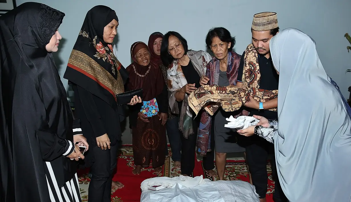 Terlihat dari pantauan tim Bintang.com, jenazah Athar saat itu tertutup rapi dengan balutan kain putih. Para pelayat dan Indra Bekti, sang ayah, berada di samping jenazah bayi mungil itu diiringi kesedihan yang sangat terasa. (Bambang E. Ros/Bintang.com)