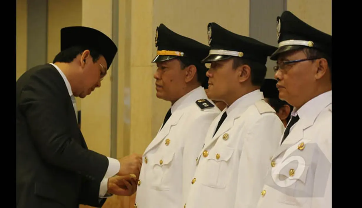 Gubernur DKI Jakarta Basuki Tjahaja Purnama melantik 701 pejabat eselon di lingkungan Pemerintah Provinsi (Pemprov) DKI di aula Gedung Blok G, kompleks Balai Kota, Kamis (22/1/2015). (Liputan6.com/Herman Zakharia)