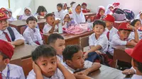 Sejumlah siswa bersiap mengikuti kegiatan berlajar pada hari pertama masuk sekolah di SDN Anyelir 1, Kota Depok, Jawa Barat, Senin (15/7/2024). (merdeka.com/Arie Basuki)