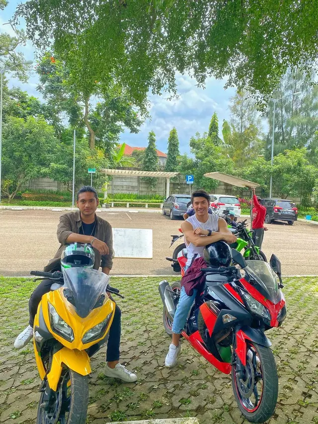 6 Gaya Valentino Peter dengan Moge Ini Tampil Makin Macho