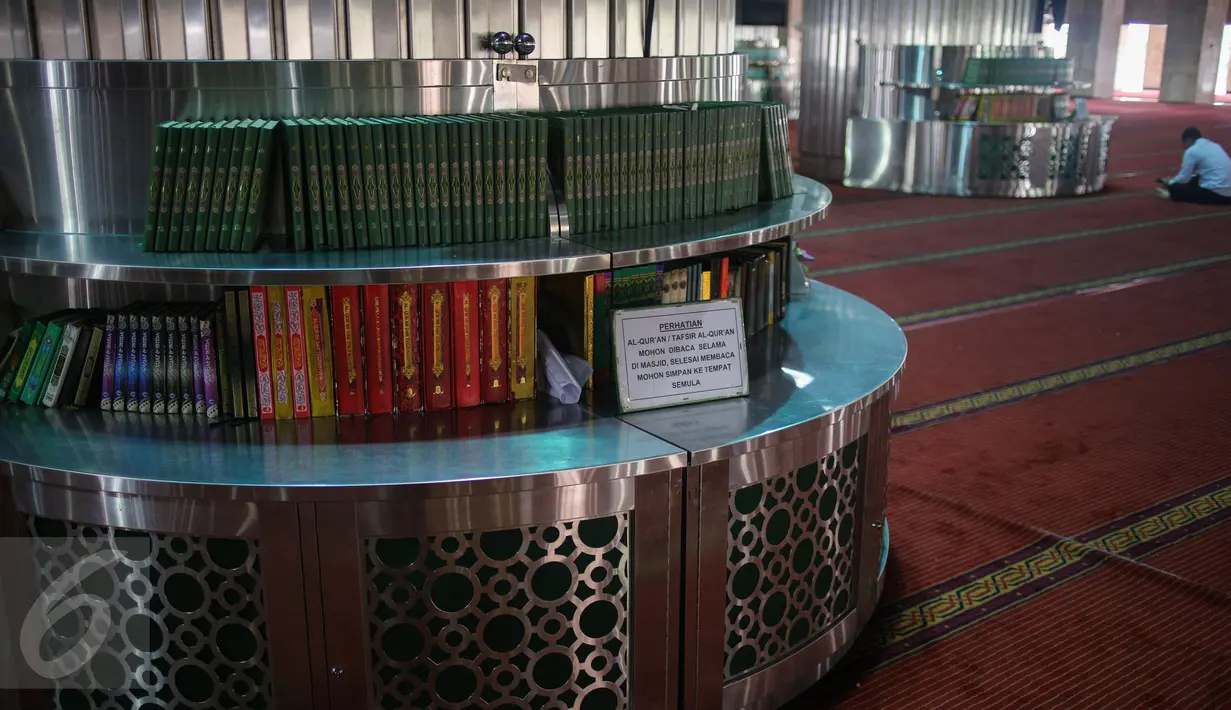 Jamaah membaca Kitab Suci Alquran jelang salat tarawih di Masjid Istiqlal, Jakarta, Rabu (17/6/2015). Warga Muslim di Indonesia bersiap menjalankan ibadah puasa 1436 H dengan ditandai pelaksanaan salat sunat tarawih. (Liputan6.com/Faizal Fanani) 