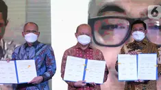 (ki-ka) Dirut RNI Arif Prasetyo Adi, Dirut PT Pupuk Indonesia Bakir Pasaman dan Direktur Human Capital Perum Bulog, Purnomo Sinar Hadi memperlihatkan MoU pembentukan Indonesia Food & Fertilizer (IFF) Research Institute dan IFF Learning Institute di Jakarta, Rabu (16/6/2021). (Liputan6.com/HO/Alwi)