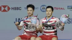 Pasangan Indonesia, Kevin Sanjaya/Marcus Gideon, merayakan kemenangan atas wakil Jepang, Takuto Inoue/Yuki Kaneko pada final Indonesia Open di Istora Senayan, Jakarta, Minggu, (8/6/2018). Kevin/Marcus menang 21-13 dan 21-16. (Bola.com/M Iqbal Ichsan)