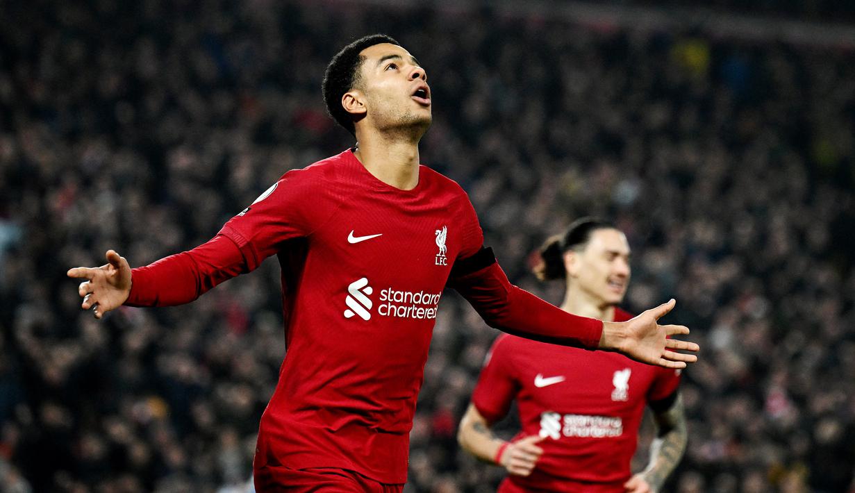 Pemain Liverpool, Cody Gakpo, melakukan selebrasi setelah mencetak gol ke gawang Everton pada laga Liga Inggris di Stadion Anfield, Selasa (14/2/2023). Liverpool sementara naik ke posisi 10 berkat kemenangan ini. Skuad besutan Jurgen Klopp mengoleksi total 32 poin dari 21 laga. (AFP/Paul Ellis)
