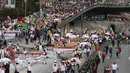 Ribuan guru melakukan aksi unjuk rasa di Bogota, Kolombia, Selasa (6/6). Para guru yang telah mogok selama 27 hari terakhir ini menuntut peningkatan dan perbaikan upah. (AP Photo / Fernando Vergara)