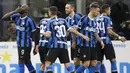 Striker Inter Milan, Romelu Lukaku, melakukan selebrasi usai membobol gawang Genoa pada laga Serie A 2019 di Stadion San Siro, Sabtu (21/12). Inter Milan menang 4-0 atas Genoa. (AP/Luca Bruno)