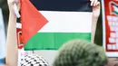 Dalam potret tersebut, Syifa pun membawa bendera Palestina yang ia angkat setinggi-tingginya. [@syifahadju]