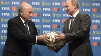 Presiden FIFA Sepp Blatter menyerahan Bola kepada Presiden Rusia Vladimir Putin di acara pemilihan tuan rumah Piala Dunia 2018 (REUTERS/Alexey Nikolsky/RIA Novosti/Kremlin)