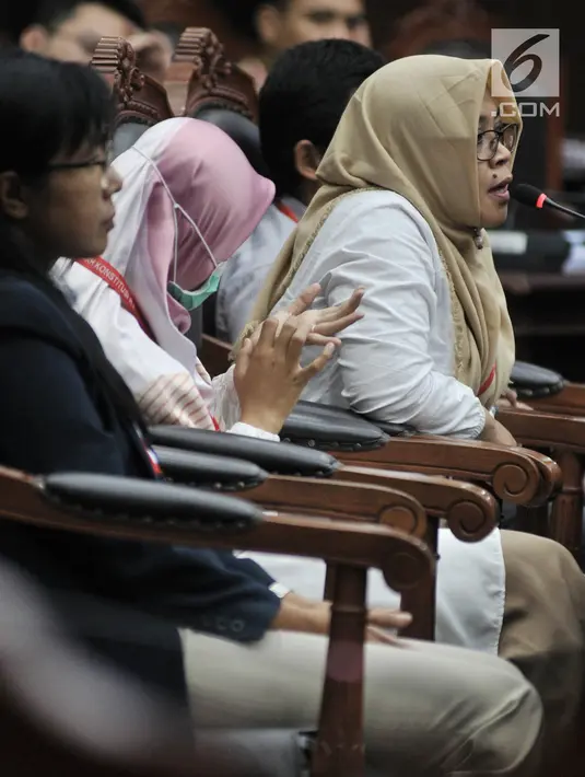 Saksi fakta Beti Kristiana memberi kesaksian dalam sidang sengketa Pilpres 2019 di MK, Jakarta, Rabu (19/6/2019). Beti memberi kesaksian terkait sengketa Pilpres 2019 untuk wilayah Jawa Tengah. (merdeka.com/Iqbal Nugroho)