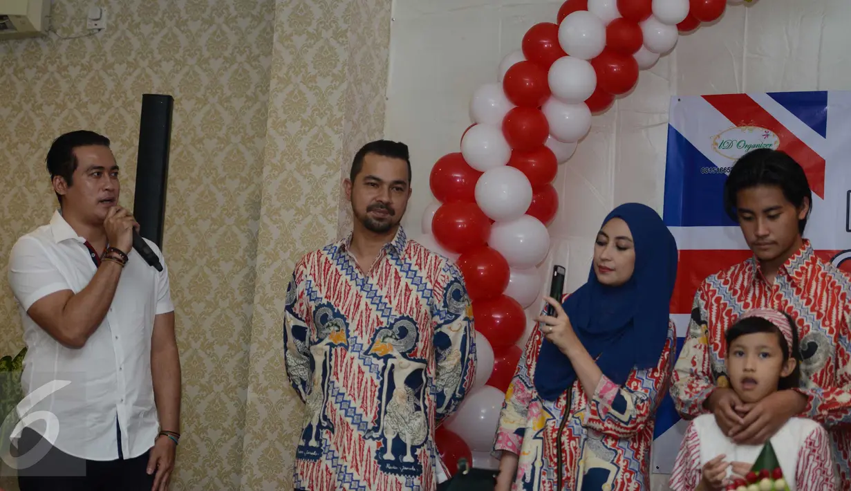 Adjie Pangestu (kiri) ayah kandung dari Muhammad Rafi memberikan sambutan saat acara Ulang Tahun Rafi ke-17, Jakarta, Sabtu  (24/12). Tampak hadir Anisa Trihapsari dan Sultan Djorghi di acara tersebut. (Liputan6.com/Herman Zakharia)
