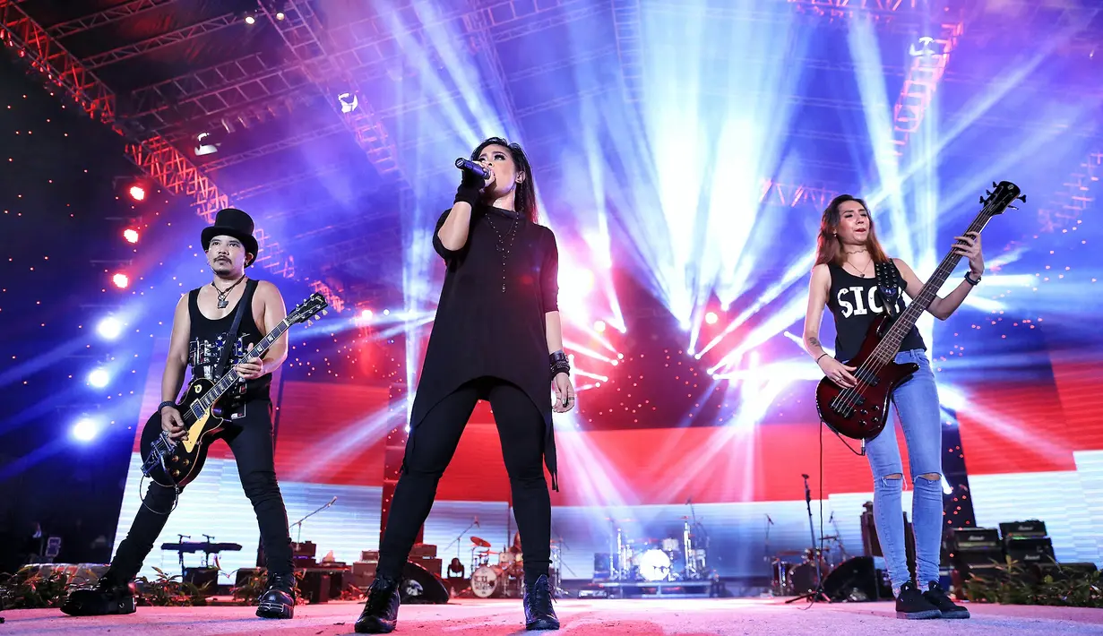 Kolaborasi Kikan dengan Kotak yang diberinama Kikan X Kotak saat menghibur di Jakarta Fair Kemayoran beberapa waktu lau. (Adrian Putra/Bintang.com)