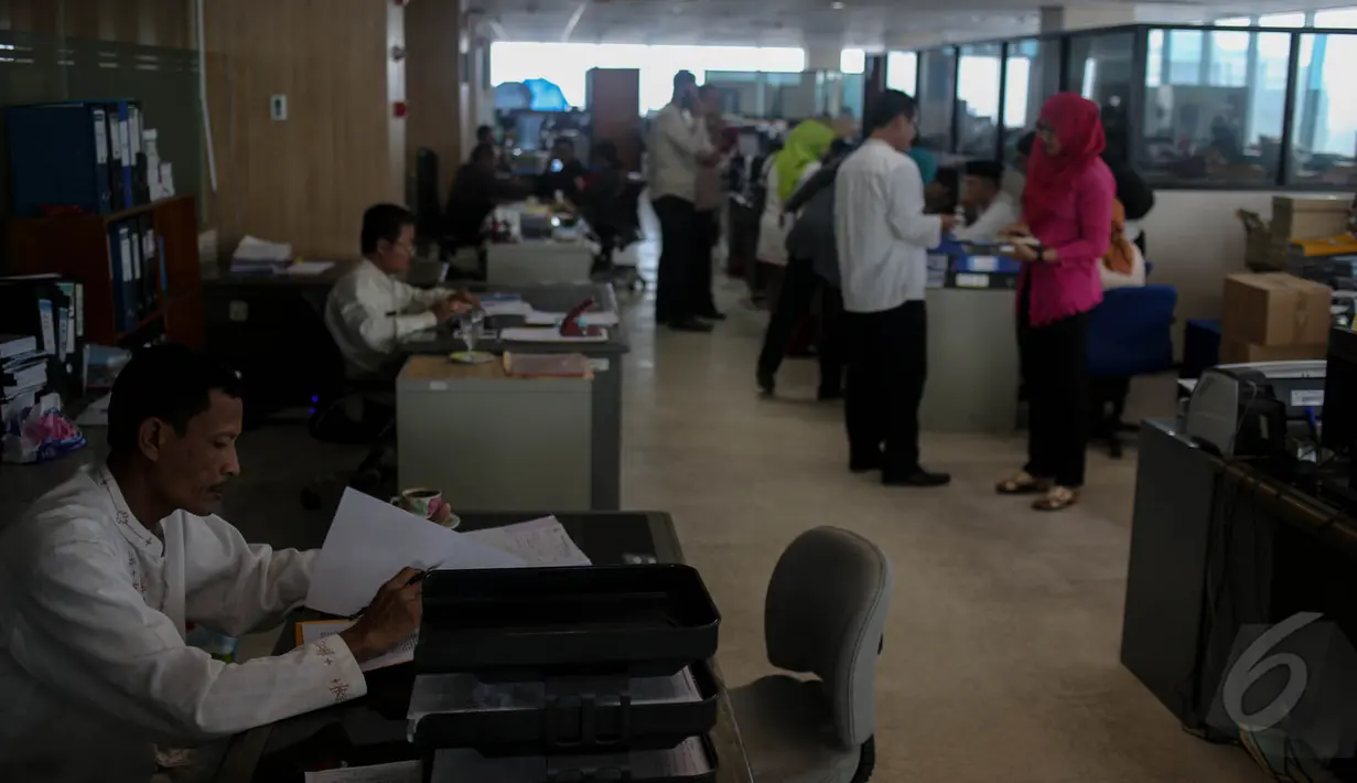Sejumlah PNS Pemprov DKI Jakarta saat beraktivitas di Badan Kepegawaian Daerah (BKD), Balaikota, Jakarta, Jumat (15/5/2015). Wagub DKI Jakarta Djarot Saiful akan memberi sanksi kepada PNS yang bolos pada hari kejepit nasional. (Liputan6.com/Faizal Fanani)