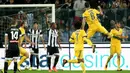 Gelandang Juventus, Sami Khedira, merayakan gol yang dicetaknya ke gawang Udinese pada laga Serie A Italia di Stadion Friuli, Udine, Minggu (22/10/2017). Udinese kalah 2-6 dari Juventus. (AP/Alberto Lancia)
