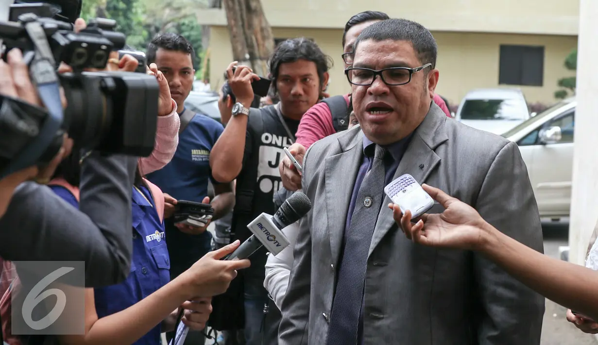 Pengacara Abdul Aziz, Razman Arif Nasution memberikan keterangan kepada wartawan mewakili kliennya yang tidak hadir dalam pemanggilan pemeriksaan, Jakarta, Rabu (24/2). Aziz akan diperiksa terkait bisnis prostitusi di kafenya. (Liputan6.com/Yoppy Renato)