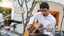 Penampilan Gitaris Noah Loekman Hakim, dalam Intimate Music Concert bertajuk "Eargasm Noah" yang digagas oleh vidio.com, di kawasan kota,Jakarta,Rabu (15/6/2016). Band Noah membawakan 8 lagu dalam konser tersebut (Liputan6.com/Herman Zakharia)