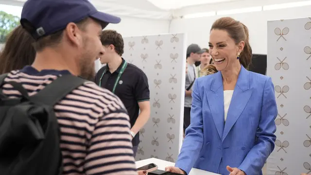 Gaya Slay Kate Middleton Nonton Pertandingan Wimbledon, Selipkan Mic di Balik Blazer