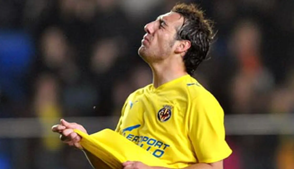 Villarreal&#039;s Santi Cazorla reacts during their group E Champions League cup match against Panathinkos at Madrigal Stadium in Villarreal on February 25, 2008. AFP PHOTO/DIEGO TUSON