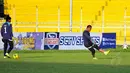 Penjaga gawang Persebaya Surabaya, Jendry Pitoy (kanan) berlatih secara terpisah di Stadion H Agus Salim, Padang, Jumat (16/1/2015). Persebaya akan berhadapan dengan Semen Padang di laga perdana SCM Cup 2015 grup A. (Liputan6.com/Johan Tallo)