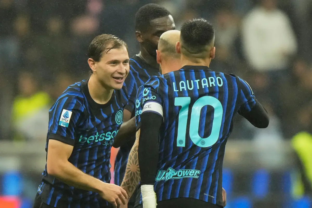 Nicolo Barella (kiri) merayakan bersama rekan setimnya setelah mencetak gol keempat Inter Milan