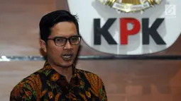 Jubir KPK Febri Diansyah memberi keterangan terkait dugaan TPPU di Gedung KPK, Jakarta, Jumat (18/5). KPK menjerat korporasi dengan sangkaan TPPU berkaitan dengan kasus yang menimpa Bupati Kebumen Mohamad Yahya Fuad. (Merdeka.com/Dwi Narwoko)