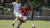 Gelandang Timnas Indonesia U-23, Irfan Jaya, mengejar bola saat uji coba melawan Timnas Indonesia U-19 di Lapangan ABC Senayan, Jakarta, Sabtu (24/2/2018). Timnas U-23 menang 5-0 atas Timnas U-19. (Bola.com/Vitalis Yogi Trisna)
