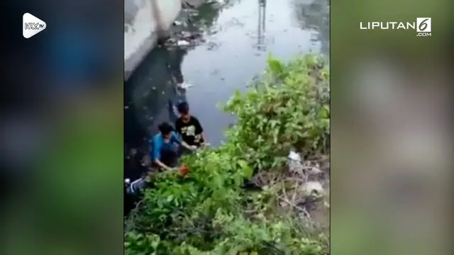 VIDEO: Masuk Kolam, Pesepeda Motor Ugal-Ugalan Tak Diacuhkan Warga