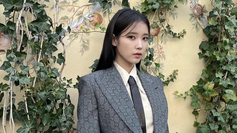 Gaya Berkelas Girl Boss IU di Milan Fashion Week, (@dlwlrma)