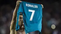 Menanggapi gol itu, Cristiano Ronaldo langsung menyindir sang rival dengan melakukan selebrasi yang sama dengan Lionel Messi. (AFP/Stringer)