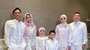 Sedangkan keluarga inti dari Aurel Hermansyah tampil kompak dengan outfit serba putih. Terlihat Anang, Azriel dan kekasihnya Sarah Menzel, dan kedua adik kecil Aurel mengenakan outfit kembar serba putih. [Foto: Instagram/ashanty_ash]