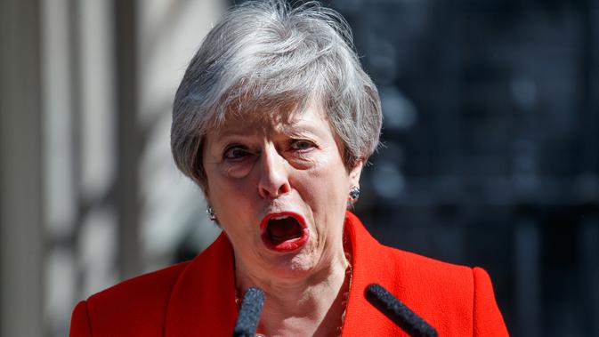 Perdana Menteri Inggris Theresa May mengumumkan pengunduran dirinya di pusat kota London, Jumat (24/5/2019). Theresa May banyak dikritik karena gagal mengeluarkan Inggris dari Uni Eropa. (AFP Photo/Tolga Akmen)