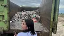 Prilly mengumpulkan sampah di pantai  Tanjung Aan. Bahkan, dalam sehari bisa mengumpulkan sampah sebanyak 510 kilogram. [Instagram/prillylatuconsina96]