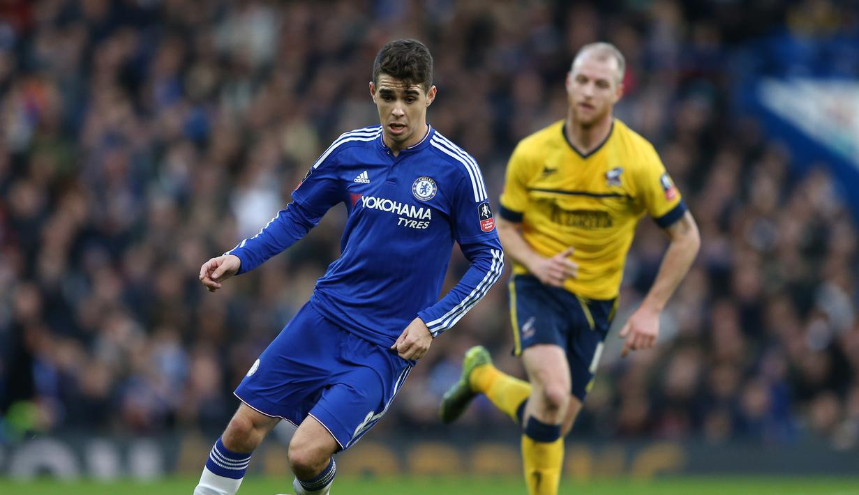 1. Oscar - Sempat membuat geger dengan kepindahan pemain berbakat asal Brazil tersebut. Namun besarnya penawaran dari Shanghai SIPG memang membuat nya bergeming. Oscar mencetak 23 gol di Chelsea dalam dua musim. (AFP/Justin Tallis)