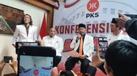 Presiden PKS Ahmad Syaikhu (tengah) didampingi Sekjen PKS Aboe Bakar Alhabsyi (kedua dari kiri) dan Ketua DPP PKS bidang Polhukam Almuzzammil Yusuf (paling kanan) menyampaikan hasil Rapimnas PKS di Jakarta, Selasa (21/6/2022). (Liputan6.com/Ady Anugrahadi)