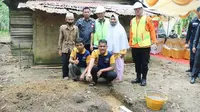 Peletakan batu pertama rumah layak huni yang ikut dibantu pembangunannya oleh warga binaan Lapas Teluk Kuantan, Kabupaten Kuansing.