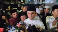 Bakal calon presiden Anies Baswedan usai menghadiri Maulid Nabi Muhammad SAW di Masjid Al Ittihad, Tebet, Jakarta Selatan, Jumat (13/10/2023). (Liputan6.com/Winda Nelfira)