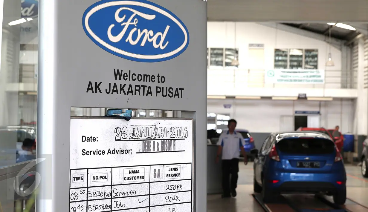 Suasana di salah satu dealer mobil Ford di Jakarta, Selasa (26/1). Ford memastikan para konsumen dapat tetap mengunjungi dealer Ford untuk layanan penjualan, servis, dan garansi hingga beberapa waktu ke depan di tahun ini. (Liputan6.com/Angga Yuniar)