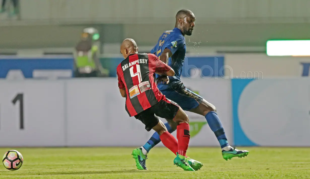 Aksi Carlton Cole berebut bola dengan pemain Persipura Jayapura, Ricardo Salampessy pada laga Liga 1 2017 di Stadion GBLA, Bandung, Minggu (7/5/20170). Persib menang 1-0. (Bola.com/Nicklas Hanoatubun)