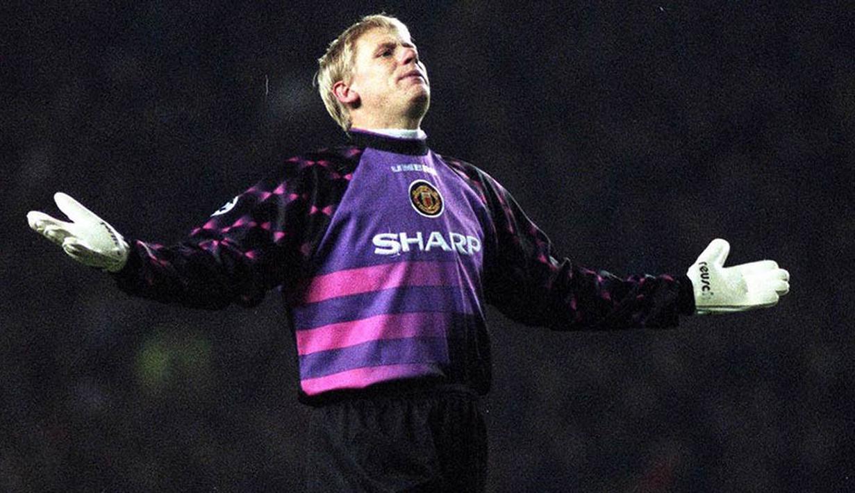Kiper - Peter Schmeichel, sukses memberikan MU gelar treble pada tahun 1999. Penampilannya fisik yang garang dan intimidatif kadang menakutkan bagi para penyerang lawan. (Manchestereveningnews.com)