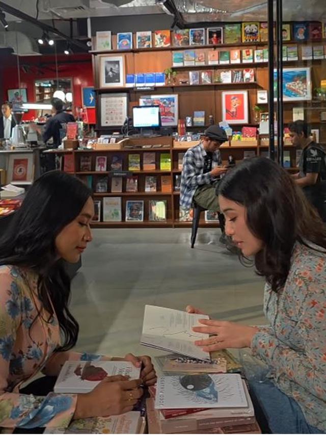 6 Potret Dian Sastro dan Happy Salma ke Toko Buku Pakai Kebaya, Dihadiahi Puisi