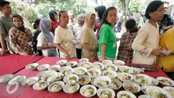 Warga mengantre makan siang saat open house Presiden Jokowi di Istana Kepresidenan Gedung Agung, Yogyakarta, (9/7).  Open House yang di gelar oleh Presiden Jokowi ini diikuti oleh ribuan masyarakat yang berada di Yogyakarta. (Liputan6.com/Boy Harjanto)