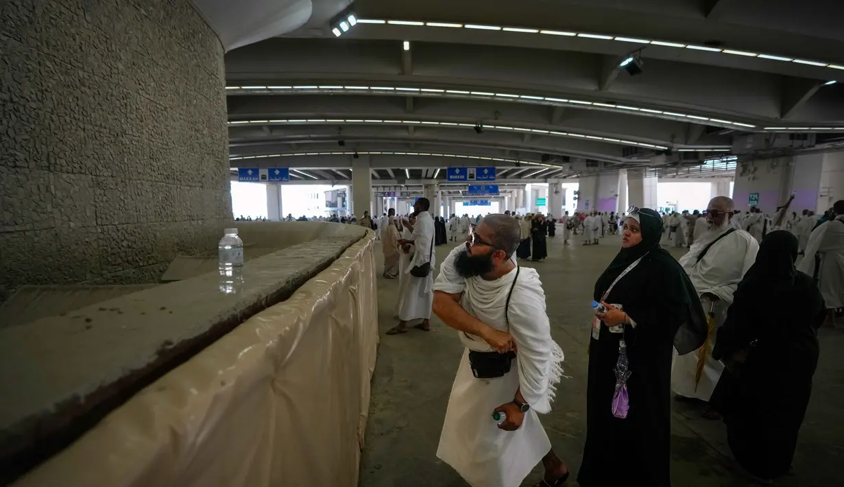 Umat Muslim melakukan lempar jumrah sebagai rangkaian ibadah haji di Mina, Arab Saudi, Rabu 27 Mei 2026. (AP Photo/Altaf Qadri)