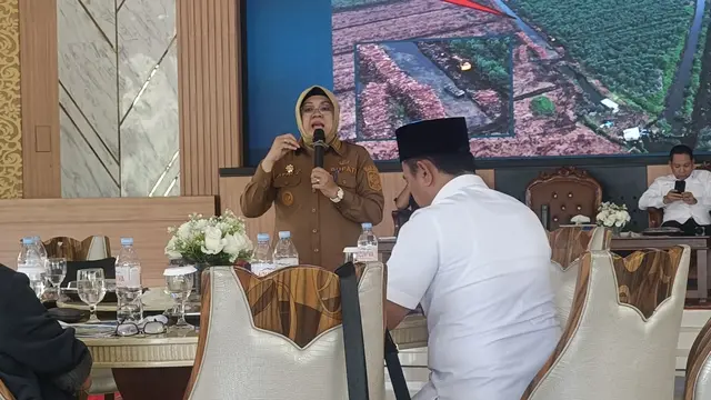 Bupati Siak Afni Zulkifli dalam dialog pemangku kepentingan menyelesaikan konflik lahan di Kabupaten Siak antara perusahaan dengan masyarakat.