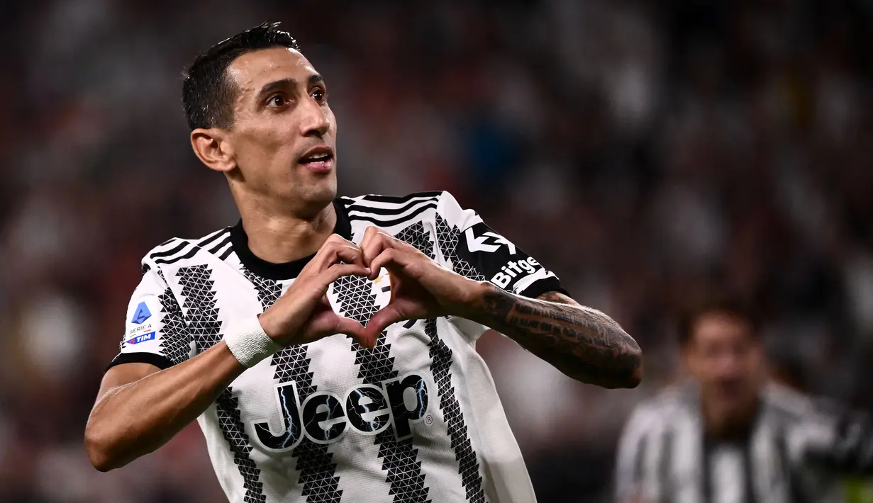 Pemain Juventus, Angel Di Maria melakukan selebrasi setelah mencetak gol pertama timnya ke gawang Sassuolo pada laga lanjutan Liga Italia 2022/2023 di Juventus Stadium, Turin, 15 Augustus 2022. Manchester United pernah memakai jasanya pada 2014 hingga 2015. Di Maria didatangkan dari Real Madrid dengan harga 75 juta euro. Ia juga merupakan salah satu pemain kesayangan dari pelatih Louis van Gaal. (AFP/Marco Bertorello)