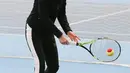 Kate Middleton bermain tenis ketika mengunjungi Lawn Tennis Association di Pusat Tenis Nasional, London, Senin (31/10). Tidak hanya berolahraga, Kate juga mendorong anak-anak usia 5-8 tahun, supaya menggemari olahraga itu. (Daniel Leal Olivas/Pool via AP)