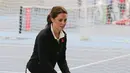 Kate Middleton bermain tenis ketika mengunjungi Lawn Tennis Association di Pusat Tenis Nasional, London, Senin (31/10). Tidak hanya berolahraga, Kate juga mendorong anak-anak usia 5-8 tahun, supaya menggemari olahraga itu. (Daniel Leal Olivas/Pool via AP)
